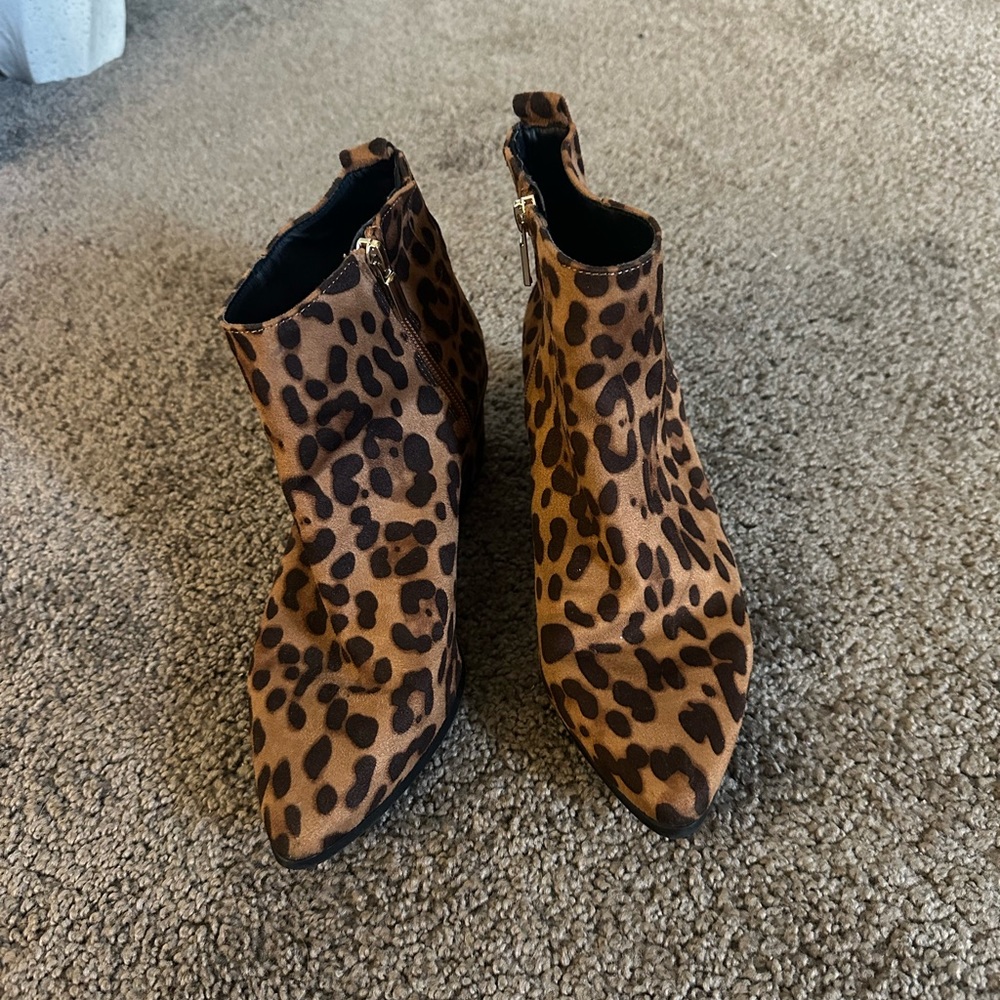 Cheetah Print shoes size 7.5 lightly worn